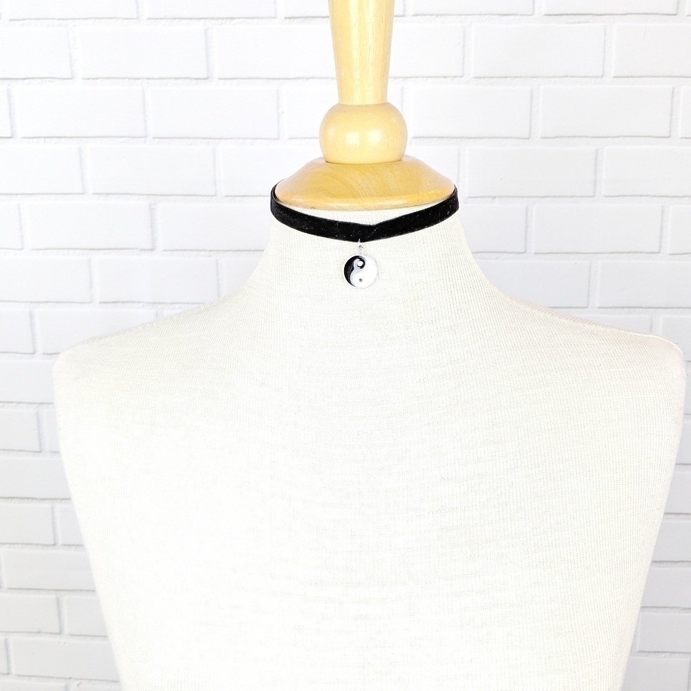 Black Velvet Ying‎ Yang choker NEW